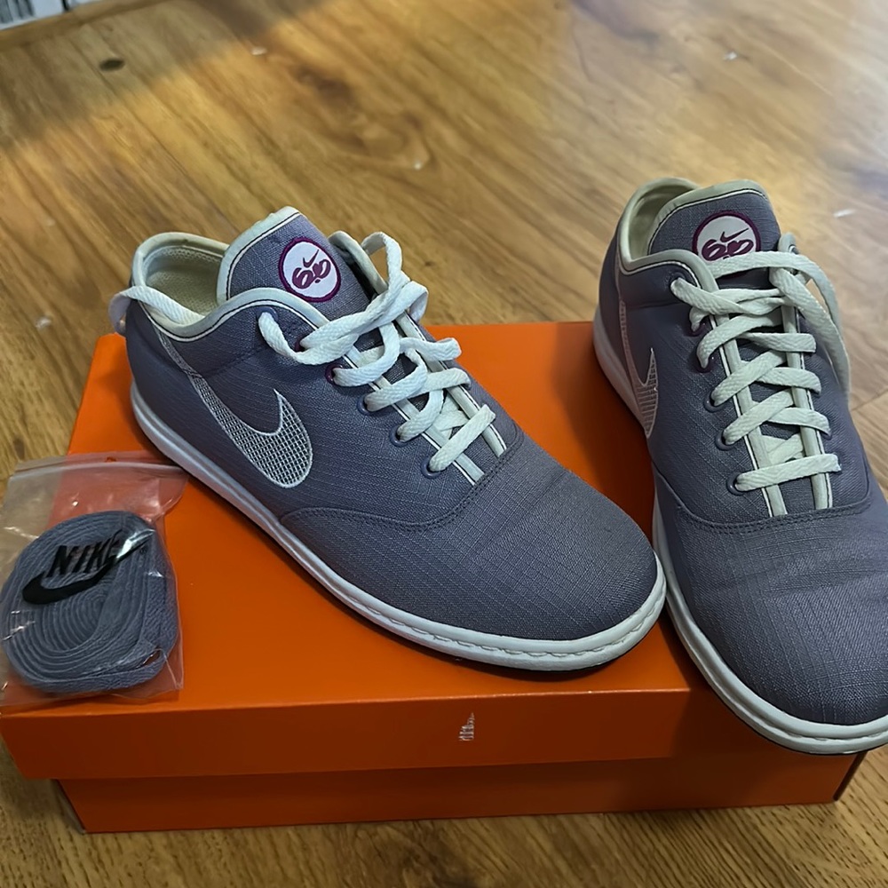 Women’s Nike sneakers/tennis shoes